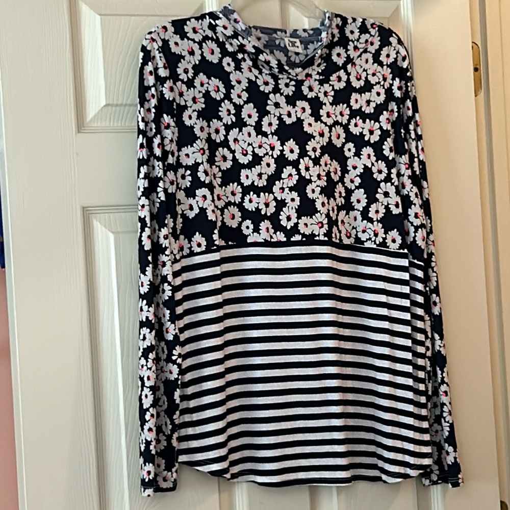 Sew in Love Long Sleeve Very Light Weight top with hood Size L